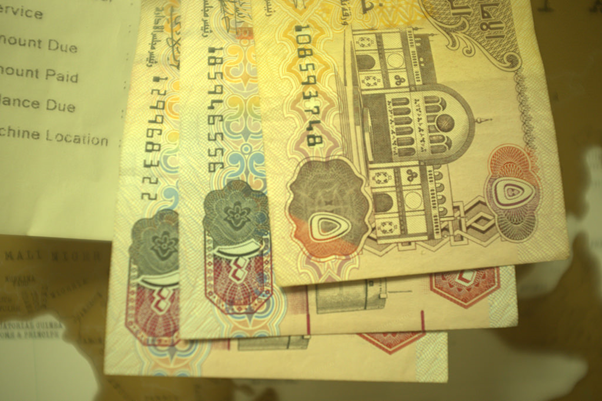 درهم ، واحد پول ملی امارات و ارز رایج در صرافی های ایرانی و غیر ایرانی در دبی شارجه عجمان و ابوظبی در کنار دلار آمریکا پوند انگلستان و یورو